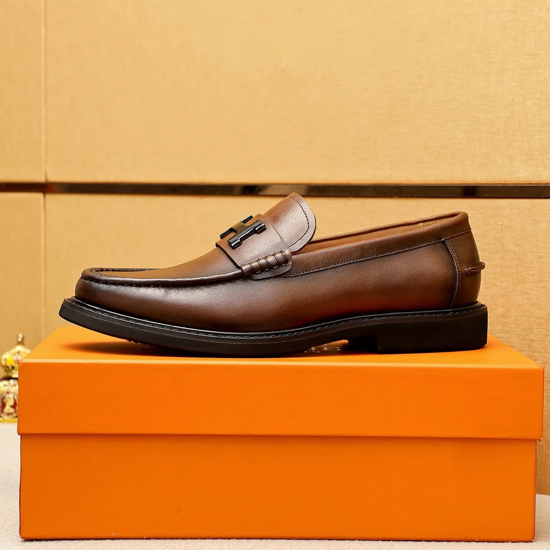 Men's shoes 💰442 💐 Product trademark: HERMES "Hermès" fashionable casual leather shoes Regular size: 38-44 (45🉑️customized) Product materials: Selected imported first-layer calfskin upper + classic hardware buckle, imported cowhide leather lining. Strong three-dimensional visual effect, original outsole color: 2 colors available